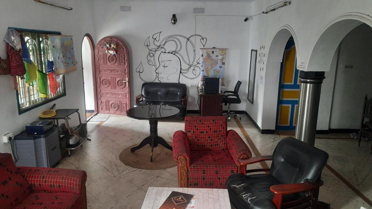Hostel Gandhi Madrás Exterior foto